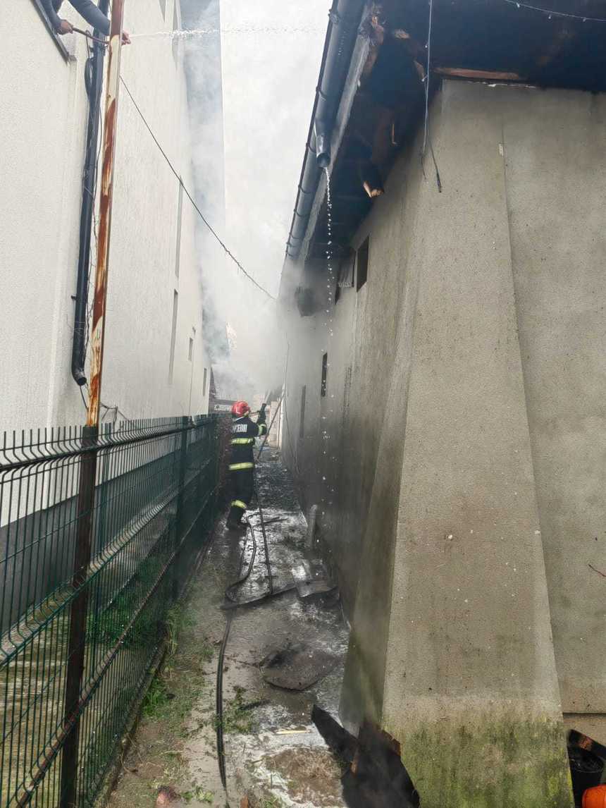 UPDATE - Intervenţie a pompierilor din Vâlcea şi Olt, pentru stingerea unui incendiu care a cuprins o casă, în comuna Diculeşti/ Şase persoane, între care doi copii, au primit îngrijiri medicale