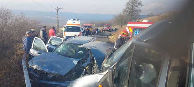 Sibiu: Patru persoane, transportate la spital după un accident în care au fost implicate un microbuz şi un autoturism - FOTO