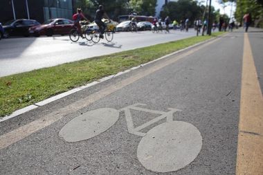 Dâmboviţa: O femeie care circula pe o bicicletă, acroşată de o maşină / Victima a decedat