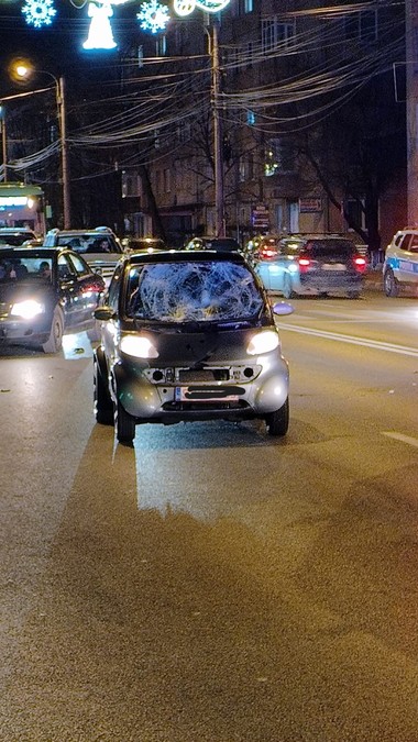UPDATE - Pietoni loviţi de o maşină, în Suceava / O fată de 16 ani şi un băiat de 17 au fost transportaţi la spital / Şoferul vinovat, alcoolemie de de 0,49 mg/l alcool pur în aerul expirat