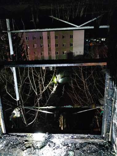 Suceava: 70 de persoane, evacuate dintr-un bloc de locuinţe, după ce o garsonieră a luat foc