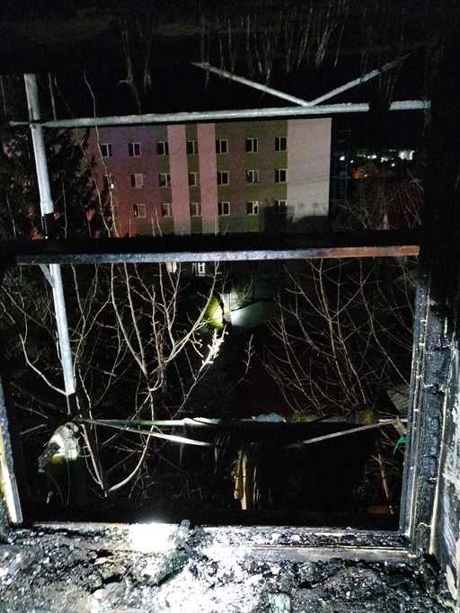 Suceava: 70 de persoane, evacuate dintr-un bloc de locuinţe, după ce o garsonieră a luat foc
