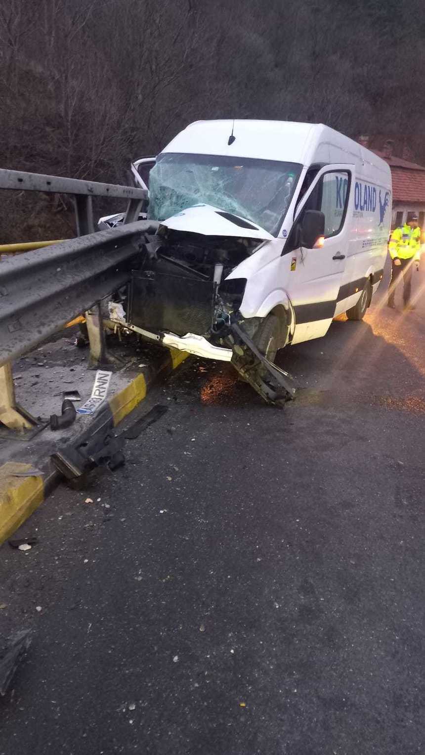 Un microbuz de marfă a intrat într-un cap de pod, pe DN 7, la limita judeţului Sibiu cu Vâlcea/ Şoferul, care era băut, a fost transportat la spital