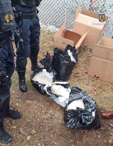 Cluj: 50 de kilograme de droguri au fost găsite în maşina unui cetăţean străin, de 44 de ani, ascunse în mai multe cutii de carton / Substanţele interzise ar fi fost introduse din Ungaria pentru a fi vândute în România - FOTO, VIDEO
