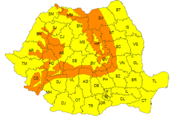 Avertisment al salvamontiştilor înainte de Crăciun: Chiar dacă vremea pare primăvăratică la altitudini mici, la munte situaţia este complet diferită / Strat consistent de zăpadă îngheţată, vânt puternic şi temperaturi resimţite de minus 15 grade

