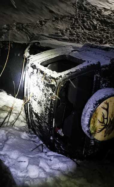Suceava: Un bărbat a murit după ce maşina în care se afla s-a răsturnat / O altă victimă a refuzat transportul la spital

