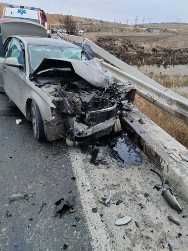 UPDATE - Constanţa - Accident în care au fost implicate un autoturism şi un microbuz cu 7 pasageri. Patru persoane au fost transportate la spital, altele fiind încă în evaluare - FOTO