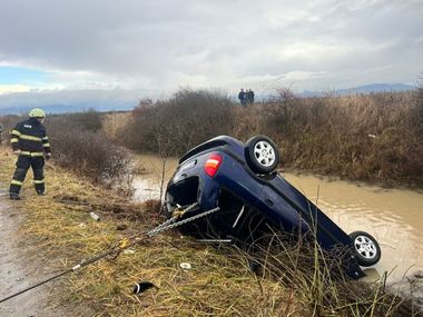 UPDATE - Satu Mare: Un autoturism a derapat şi a ajuns într-un şanţ plin cu apă. Maşina a intrat aproape complet sub apă, iar unu dintre cei patru pasageri a reuşit să iasă / Ceilalţi trei pasageri au fost scoşi la suprafaţă decedaţi - FOTO
