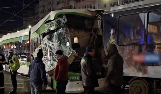 Bucureşti - Două tramvaie s-au ciocnit la intersecţia Ştefan cel Mare - Lizeanu. Vatmanii şi un călător, răniţi