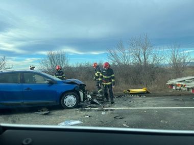 Vrancea: Accident pe DN 2 Focşani-Adjud, în zona localităţii Garoafa, soldat cu rănirea a patru persoane, dintre care două sunt încarcerate - FOTO