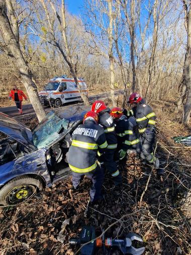 Tulcea: O femeie şi-a pierdut viaţa şi alte trei persoane, printre care şi un minor, rănite într-un accident rutier / A fost nevoie şi de intervenţia elicopterului SMURD 
