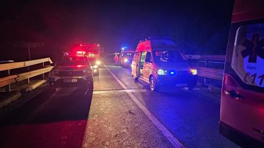 UPDATE - Un microbuz şi un autoturism s-a ciocnit, pe DN 14, în judeţul Sibiu / Şapte persoane au fost transportate la spital / Planul Roşu de Intervenţie a fost dezactivat - FOTO