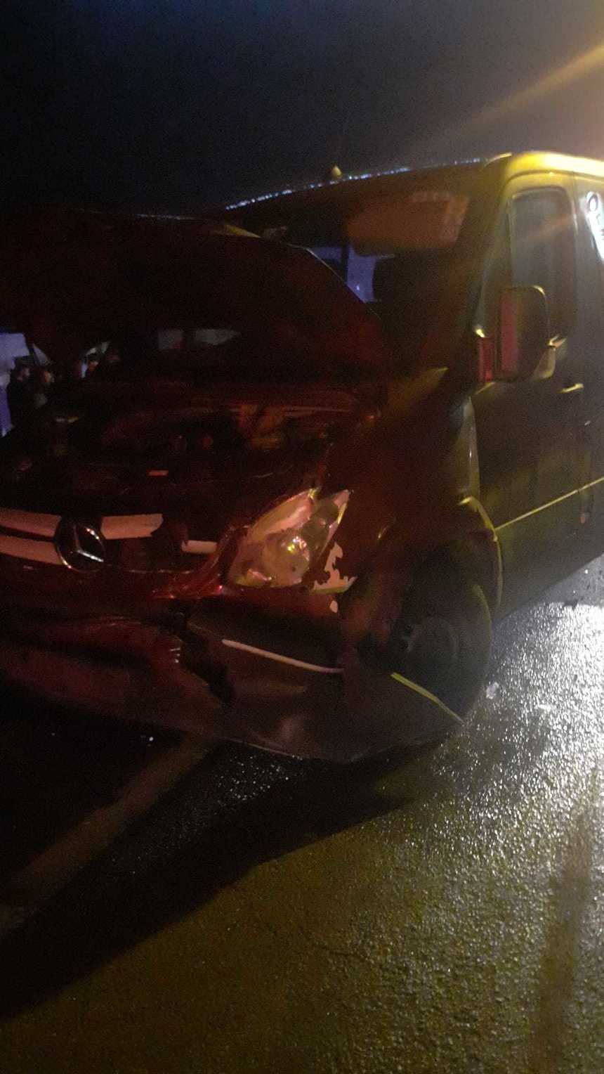 Cluj: Trei copii, răniţi într-un accident rutier / Un tânăr de 19 ani a vrut să întoarcă maşina peste marcajul continuu care separă sensurile de mers / Autoturismul, lovit de un alt vehicul

