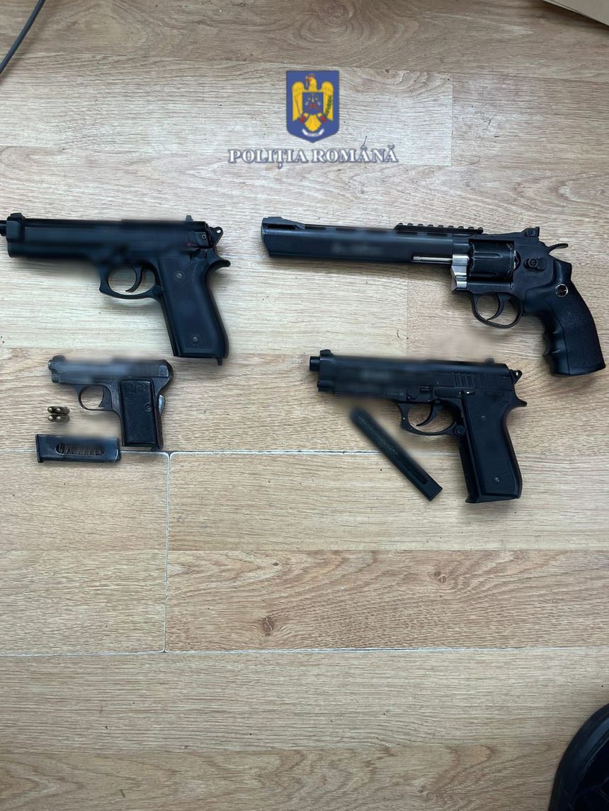 Hunedoara: Bărbat reţinut după ce a fost implicat într-un scandal/ Poliţiştii au descoperit la locuinţa sa mai multe arme deţinute ilegal