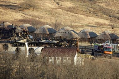 UPDATE - Incendiu la Ferma Dacilor - Şeful Inspecţiei de Prevenire din cadrul ISU Prahova, schimbat din funcţie / S-a decis sesizarea procurorilor cu privire la ”unele aspecte  care pot fi circumscrise sferei penale” / Reacţia reprezentanţilor pensiunii 
