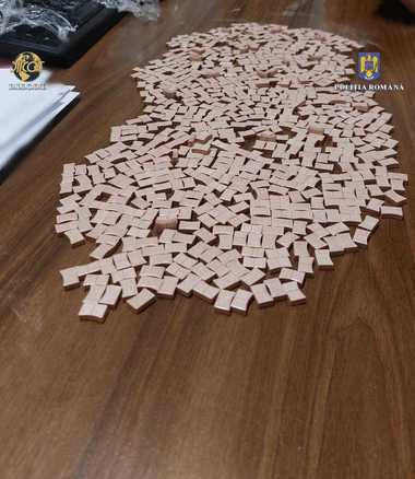 Braşov: Trei bărbaţi, arestaţi preventiv pentru trafic de droguri de mare risc. Ei vindeau comprimate de ecstasy, pentru 25 de lei pastila - FOTO
