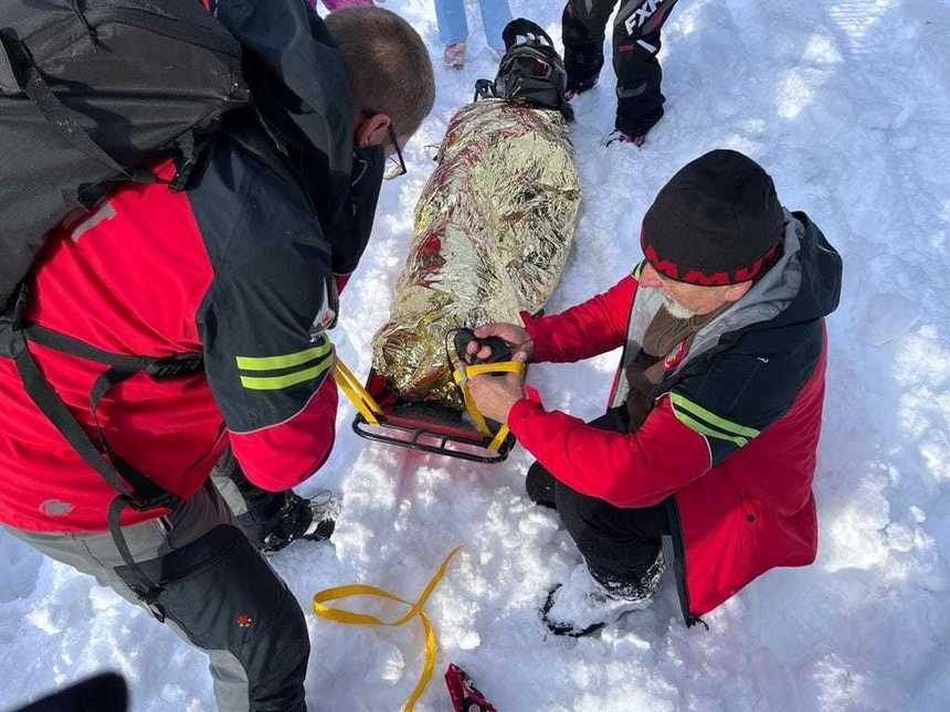 Salvamontiştii din Gheorgheni au intevenit la un accident de snowmobil / O persoană a suferit leziuni la piciorul stâng