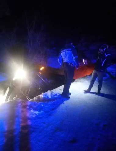 Familie care a rămas cu maşina blocată într-un şanţ, pe DN 67C, ajutată de jandarmii montani din Alba