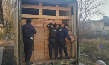 Peste 12,1 milioane de ţigări netimbrate, confiscate de autorităţi în Portul Constanţa / Valoarea de piaţă depăşeşte 1,5 milioane de euro / Trei români şi un ucrainean, reţinuţi / Gruparea dădea mită unor funcţionari pentru fiecare container

