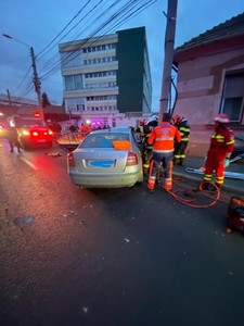 Trei persoane au fost rănite, după ce o maşină a intrat într-un stâlp în municipiul Sibiu / Şoferul are dreptul de a conduce suspendat / El este intubat, cu traumatism cranian sever - FOTO

