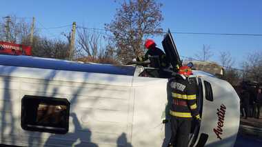 UPDATE - Constanţa: Accident în care au fost implicate un microbuz şi un tractor / Cinci persoane sunt evaluate medical / Traficul DN 2A, deviat