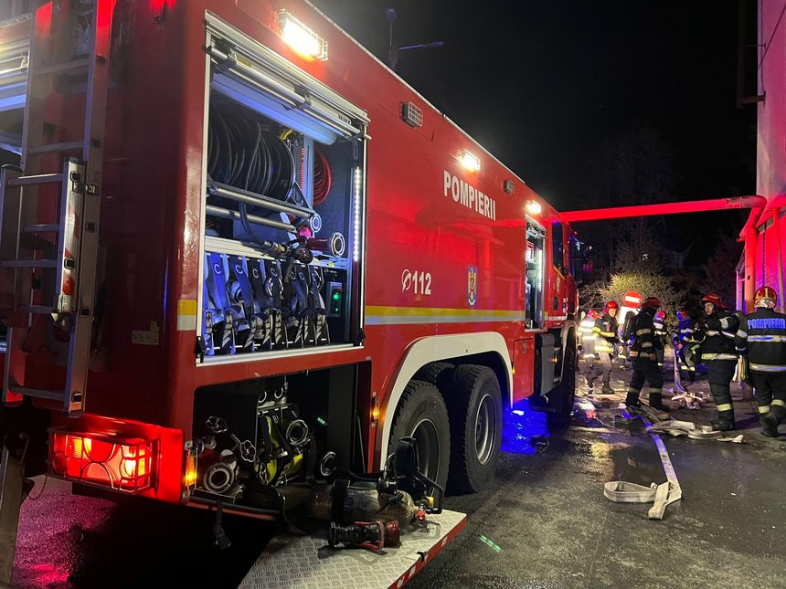 Sibiu: Incendiu într-un apartament din localitatea Tălmaciu/ Cincisprezece persoane au ieşit din imobil, un bărbat fiind evacuat de pompieri/ Un bărbat a fost intoxicat cu fum, alte două persoane au făcut atac de panică
