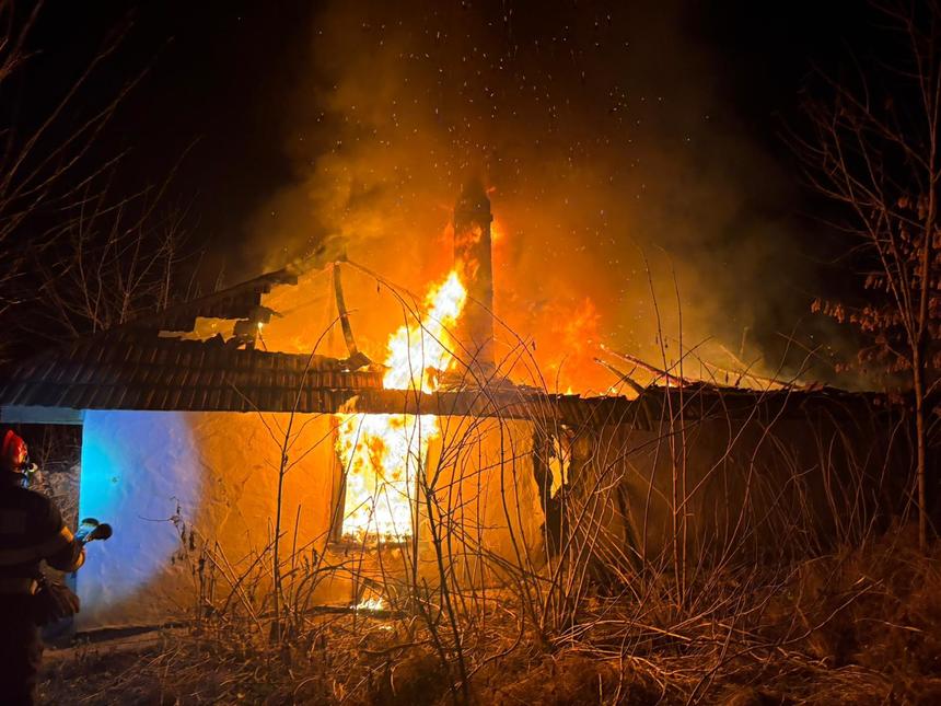 Botoşani: O femeie a murit după ce locuinţa sa a fost cuprinsă de un incendiu