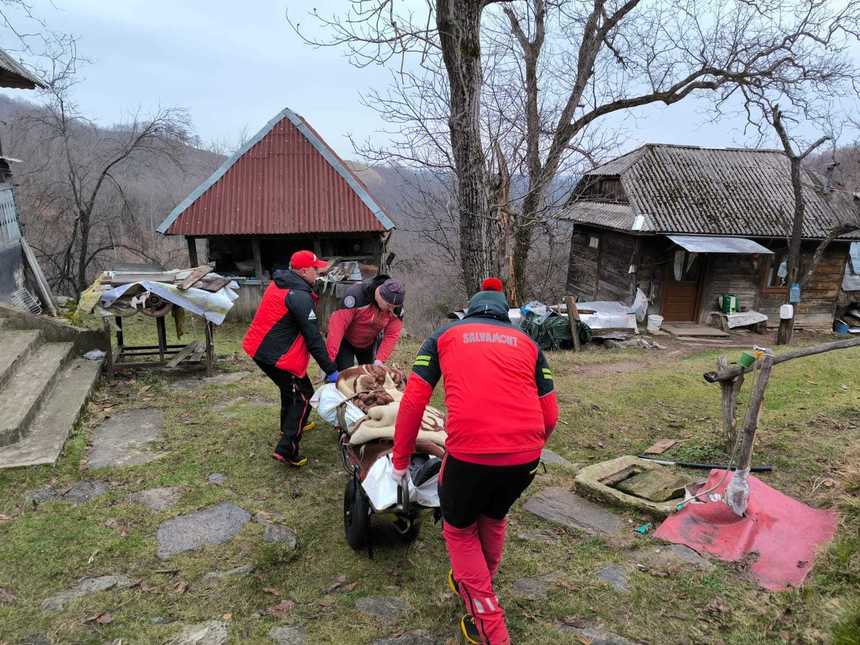 Vârstnic de 82 de ani cu AVC, dintr-o zonă cu acces dificil din Maramureş, transportat de salvamontişti până la ambulanţă - FOTO
