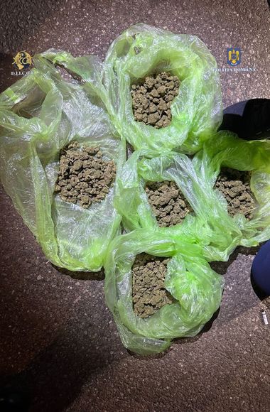 Botoşani: Bărbat prins în flagrant cu cannabis în maşină / El a fost arestat