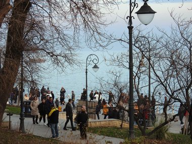 Mii de constănţeni au ieşit la plimbare în prima zi a anului, profitând de vremea frumoasă / Temperaturi de 12 grade Celsius / Zonele cele mai aglomerate au fost faleza Cazinoului şi Centrul Vechi al oraşului - FOTO

