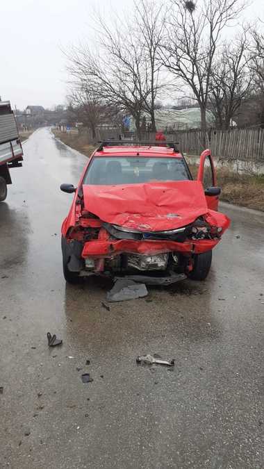 Constanţa: Patru persoane, printre care şi un copil de 12 ani, rănite într-un accident rutier, în care au fost implicate două maşini 
