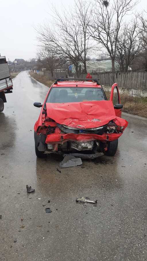 Constanţa: Patru persoane, printre care şi un copil de 12 ani, rănite într-un accident rutier, în care au fost implicate două maşini 

