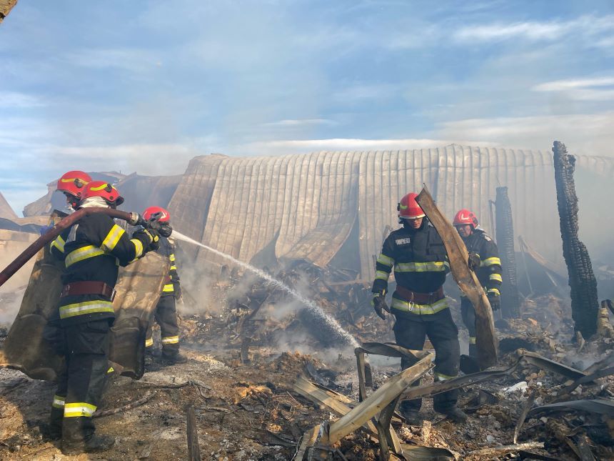 Incendiul de la Ferma Dacilor - Fostul şi actualul primar ai comunei Gura Vadului, vizaţi de ancheta privind incendiul în care opt oameni au murit
