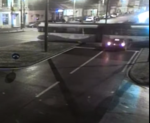 Timişoara: Tânăr de 18 ani, fără permis şi care consumase alcool şi droguri, a intrat cu maşina într-un tramvai / Momentul, surprins în imagini  - VIDEO