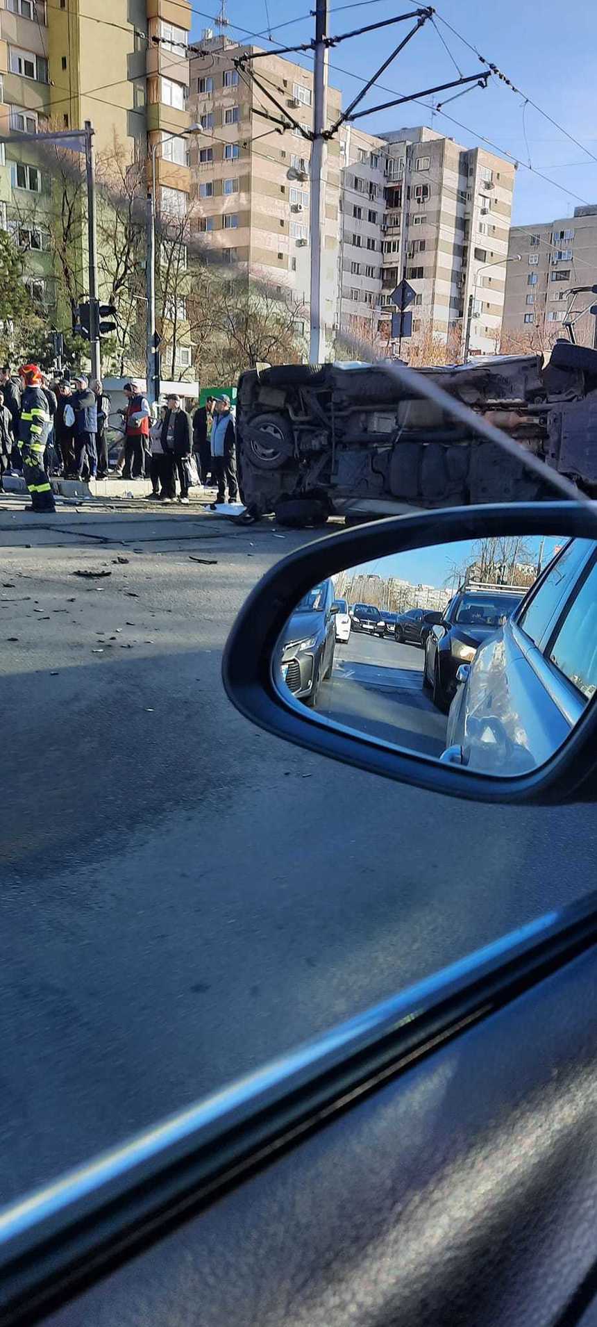 UPDATE - Accident în Bucureşti - S-au ciocnit două maşini şi o ambulanţă, patru persoane fiind rănite / Ambulanţa este răsturnată / Victimele, transportate la Spitalul Universitar