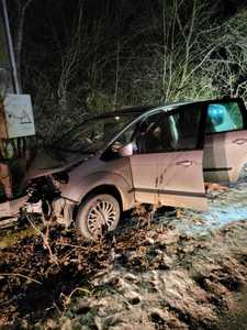 Cluj: Şase persoane, între care doi copii, transportate la spital după ce maşina în care se aflau a intrat într-un stâlp