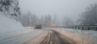 Prefectura Maramureş: Circulaţie în condiţii de iarnă / În Pasul Gutâi se intervine cu 8 utilaje / În Pasul Prislop este zăpadă pe carosabil doar în vârf / În zona înaltă se va depune strat nou de zăpadă - FOTO / VIDEO

