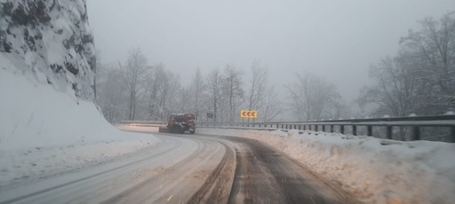 Prefectura Maramureş: Circulaţie în condiţii de iarnă / În Pasul Gutâi se intervine cu 8 utilaje / În Pasul Prislop este zăpadă pe carosabil doar în vârf / În zona înaltă se va depune strat nou de zăpadă - FOTO / VIDEO

