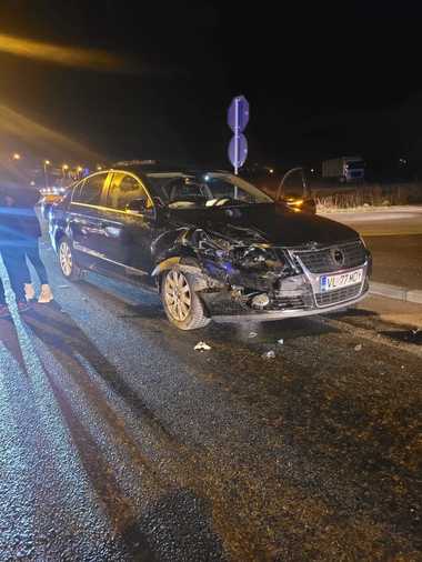 Sibiu: Un bărbat şi o fetiţă de un an, transportaţi la spital după ce autoturismul în care se aflau a fost lovit de o altă maşină