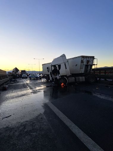 UPDATE - Accident în care au fost implicate 2 autoutilitare şi un ansamblu auto, pe centura Sibiului. Nouă persoane, transportate la spital / A fost activat Planul roşu de intervenţie - FOTO