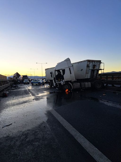 UPDATE - Accident în care au fost implicate 2 autoutilitare şi un ansamblu auto, pe centura Sibiului. Nouă persoane, transportate la spital / A fost activat Planul roşu de intervenţie - FOTO