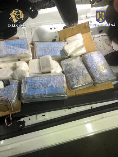 IGPR - 28 de percheziţii, 4 acţiuni de prindere în flagrant delict, 13 persoane arestate preventiv, în ultimele două săptămâni, în acţiuni vizând grupări de trafic de persoane şi de migranţi, criminalitate informatică, trafic şi consum ilicit de droguri