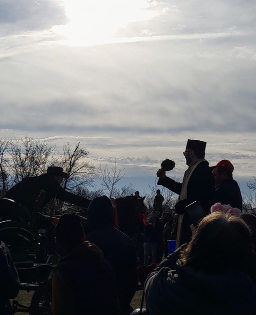 Prahova: Tânăr rănit după ce a fost lovit de un cal în timpul unei curse organizate la Botezul cailor, sărbătoare care are loc an de an, în ziua de Bobotează
