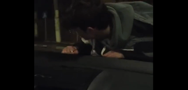 Gorj: Un tânăr de 18 ani a rămas fără permis şi a fost amendat după ce şi-a plimbat un prieten prin oraş, pe capota autoturismului - VIDEO
