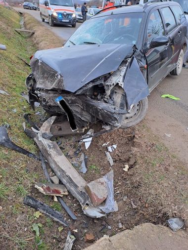 Accident grav în judeţul Gorj. Un bărbat şi mama sa au murit după ce au fost loviţi de două autoturisme - FOTO
