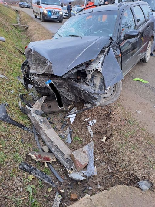 Accident grav în judeţul Gorj. Un bărbat şi mama sa au murit după ce au fost loviţi de două autoturisme - FOTO
