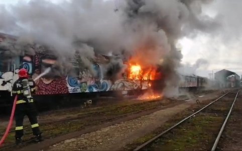 Două vagoane dezafectate, cuprinse de flăcări în gara Cluj Napoca. Focul a fost pus de oameni ai străzii care voiau să se încălzească. Un bărbat a fost rănit
