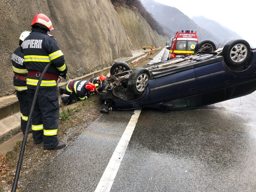 Mehedinţi: Pompierii au intervenit cu o autospecială şi o ambulanţă SMURD la un accident rutier produs pe DN 6, unde un autoturism s-a răsturnat