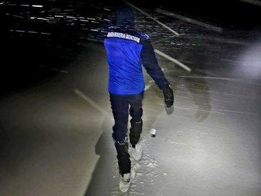 Dâmboviţa: Turişti rămaşi blocaţi cu autoturismul pe munte la Piatra Arsă, recuperaţi de către jandarmii montani
