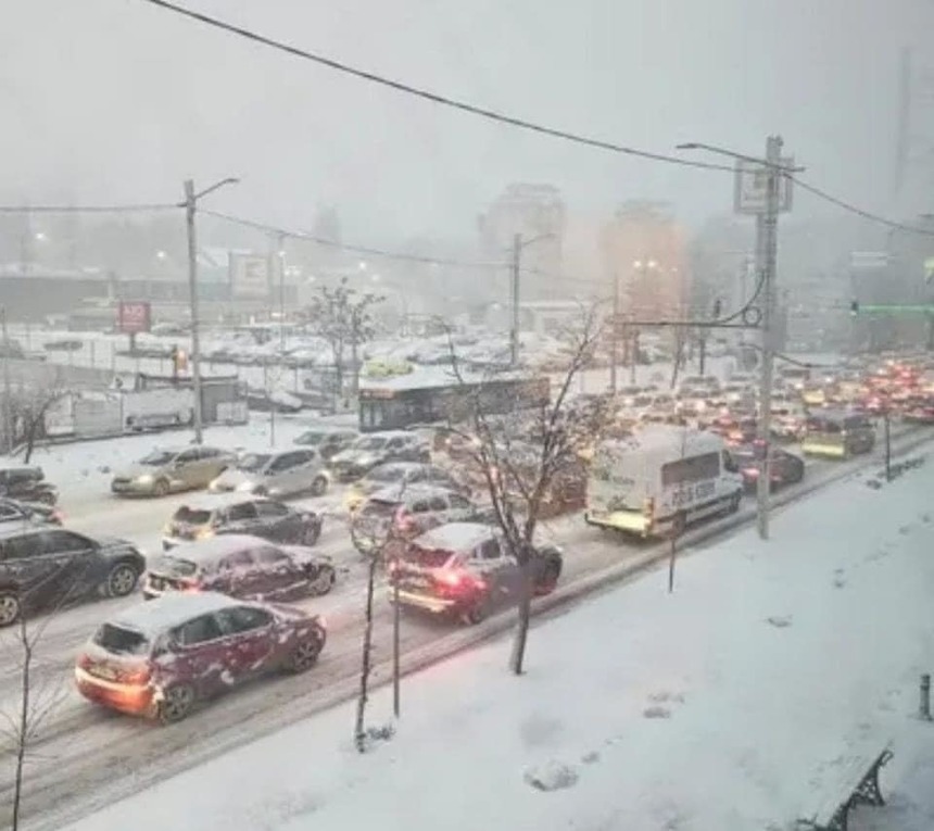 Strat de zăpadă de aproximativ 30 de centimetri, în municipiul Iaşi / În zonă continuă să ningă / Patru drumuri judeţene şi un sector de drum naţional, închise